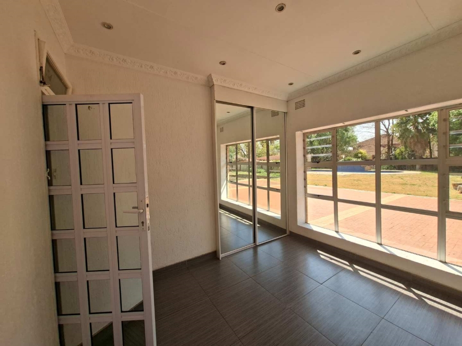 5 Bedroom Property for Sale in Lakefield Gauteng