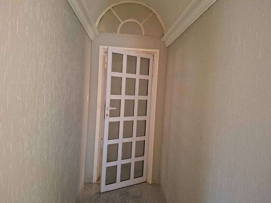 5 Bedroom Property for Sale in Lakefield Gauteng