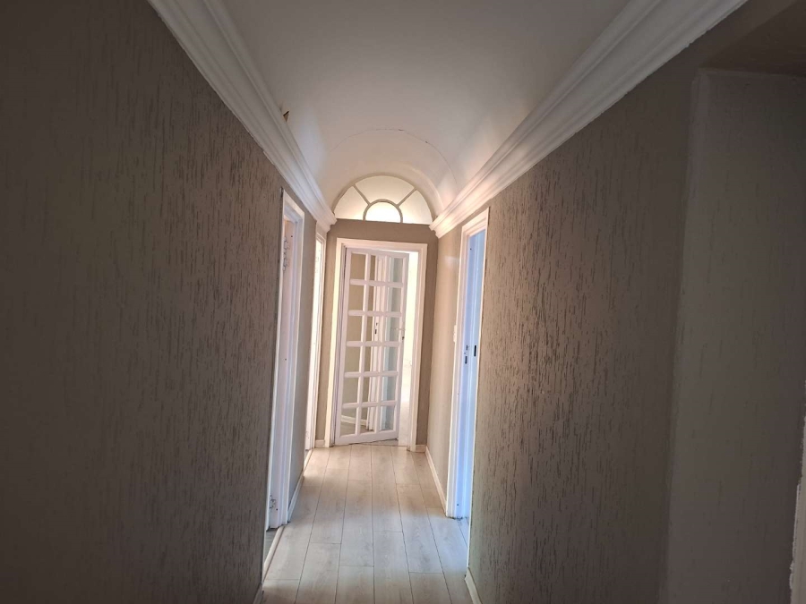 5 Bedroom Property for Sale in Lakefield Gauteng