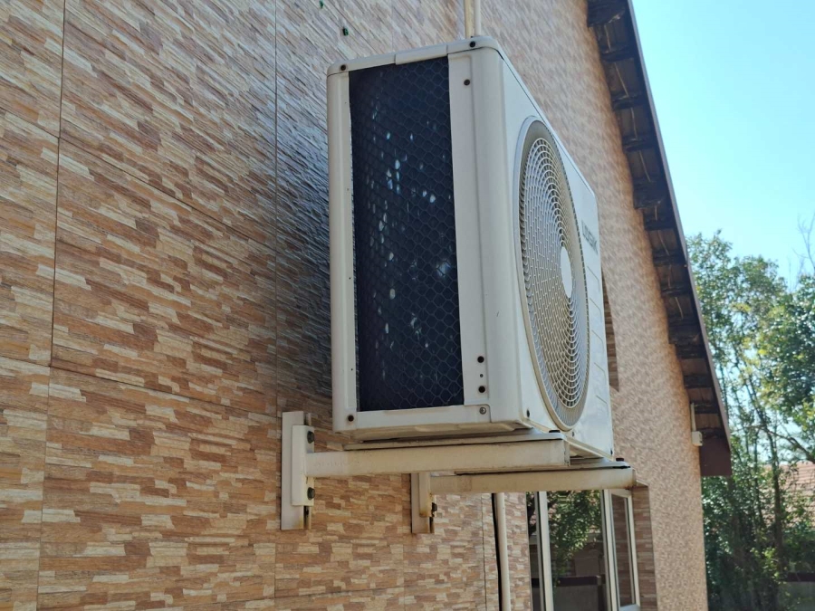 5 Bedroom Property for Sale in Lakefield Gauteng