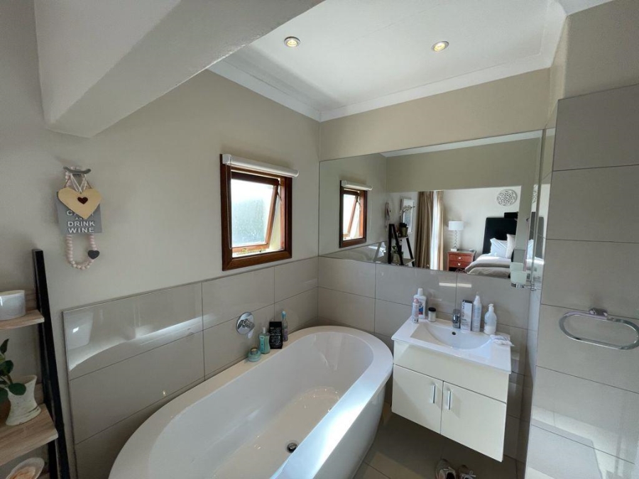 To Let 3 Bedroom Property for Rent in Illovo Gauteng