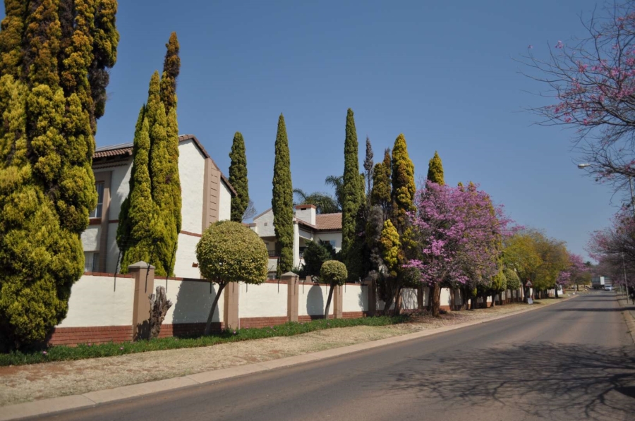 To Let 2 Bedroom Property for Rent in Faerie Glen Gauteng