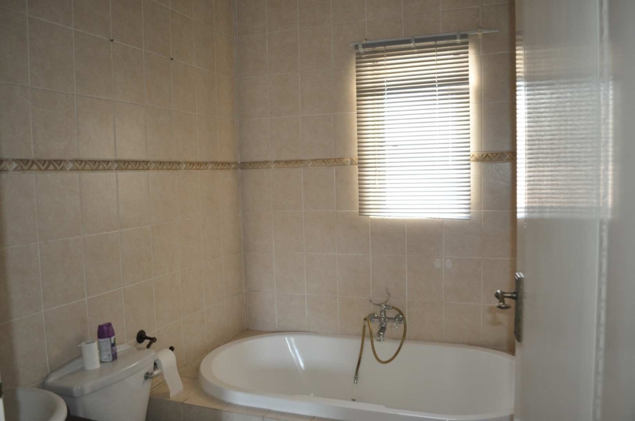 To Let 2 Bedroom Property for Rent in Faerie Glen Gauteng