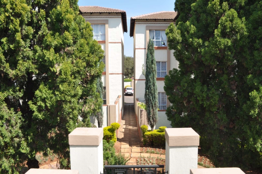 To Let 2 Bedroom Property for Rent in Faerie Glen Gauteng