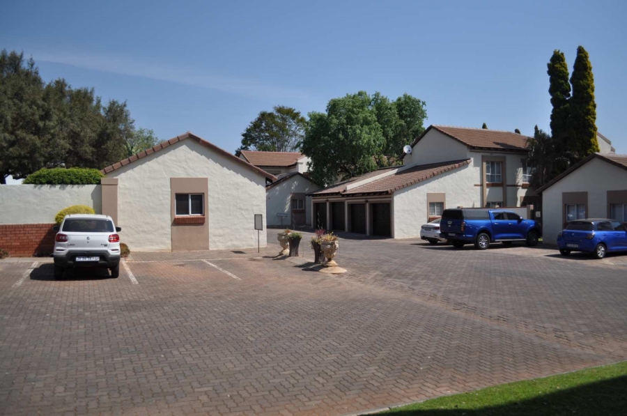 To Let 2 Bedroom Property for Rent in Faerie Glen Gauteng