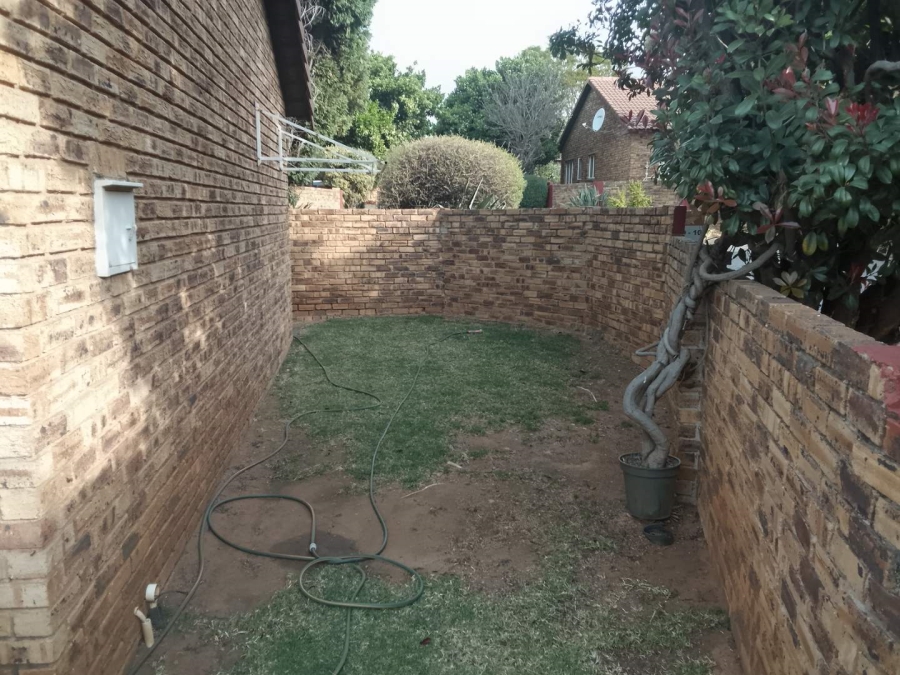 2 Bedroom Property for Sale in Wilgeheuwel Gauteng