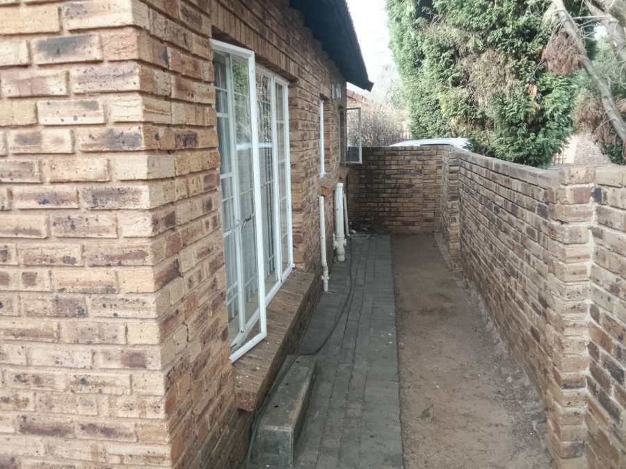 2 Bedroom Property for Sale in Wilgeheuwel Gauteng
