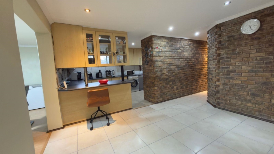 4 Bedroom Property for Sale in Heuweloord Gauteng