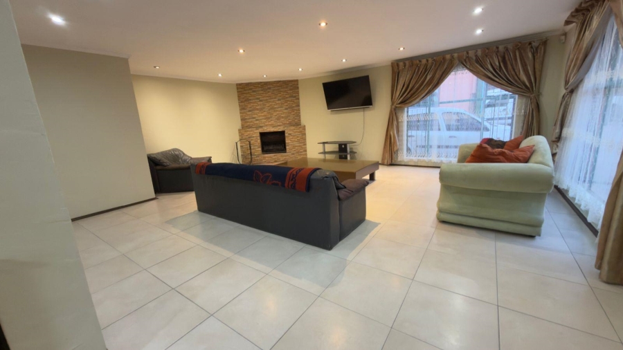 4 Bedroom Property for Sale in Heuweloord Gauteng