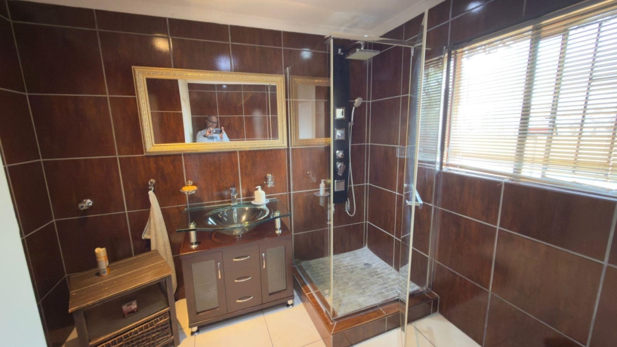 4 Bedroom Property for Sale in Heuweloord Gauteng
