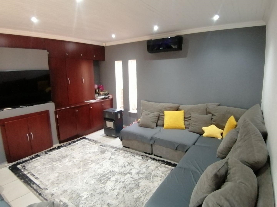 4 Bedroom Property for Sale in Bassonia Gauteng