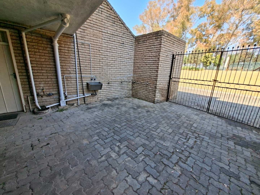 To Let 3 Bedroom Property for Rent in Victory Park Gauteng