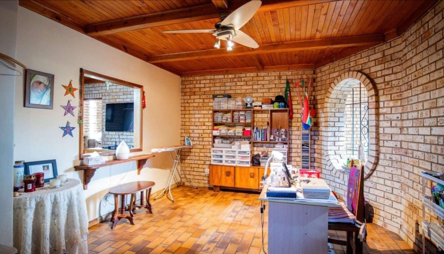 5 Bedroom Property for Sale in Magalieskruin Gauteng