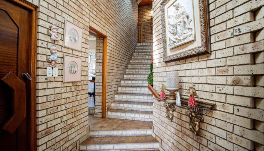 5 Bedroom Property for Sale in Magalieskruin Gauteng
