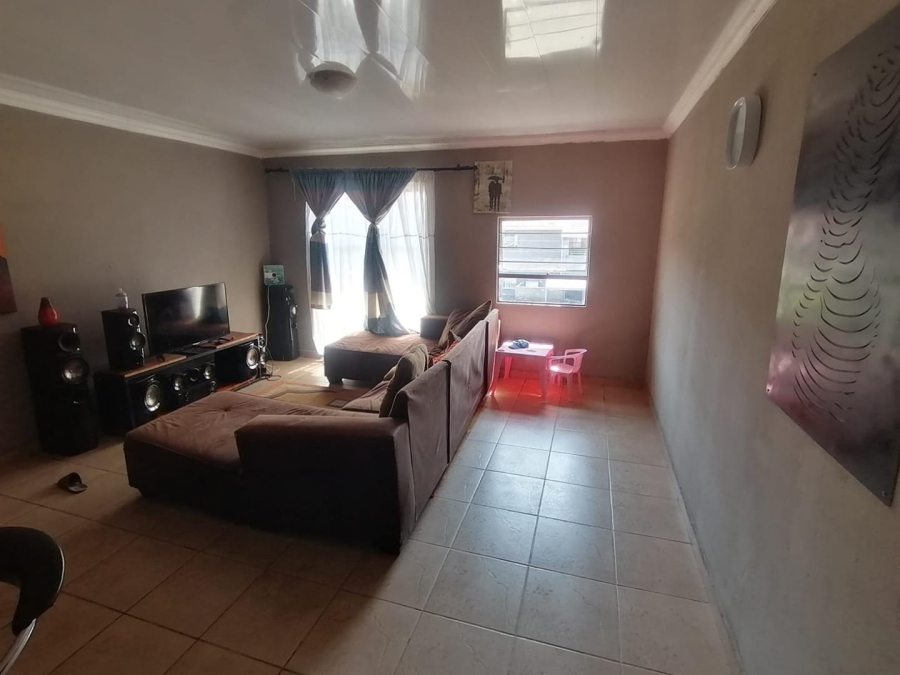 To Let 2 Bedroom Property for Rent in La Montagne Gauteng