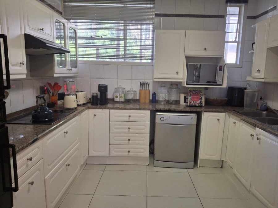 To Let 3 Bedroom Property for Rent in Benmore Gauteng