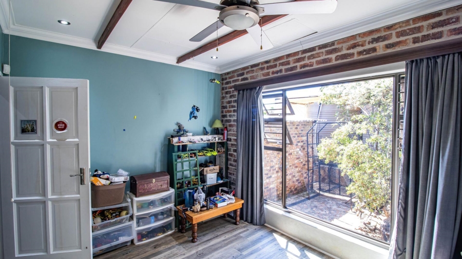 4 Bedroom Property for Sale in Vaaloewer Gauteng