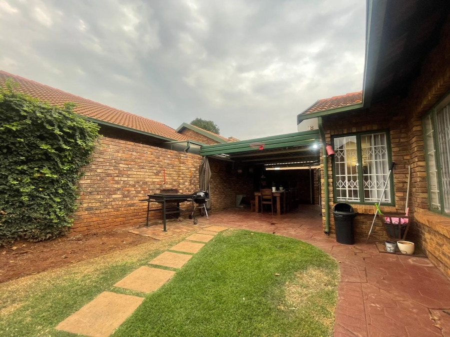 3 Bedroom Property for Sale in Eldoraigne Gauteng