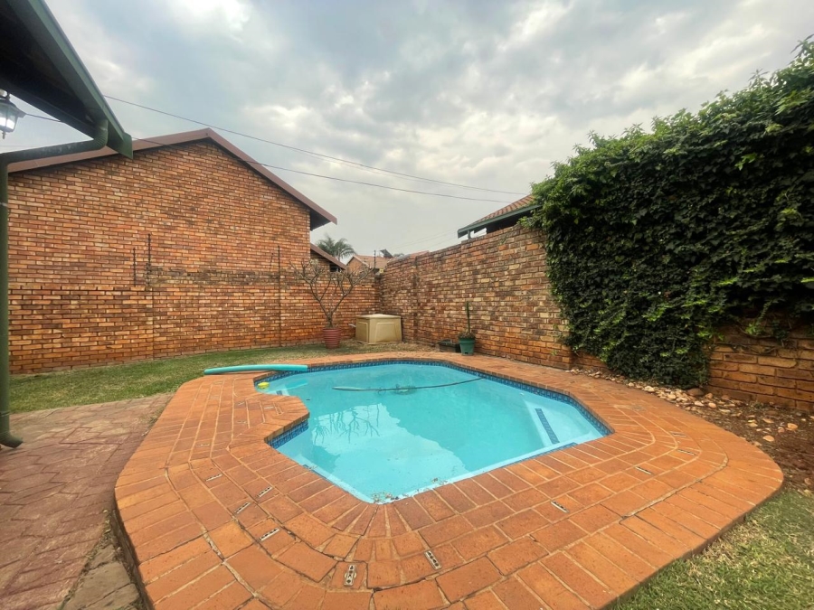 3 Bedroom Property for Sale in Eldoraigne Gauteng