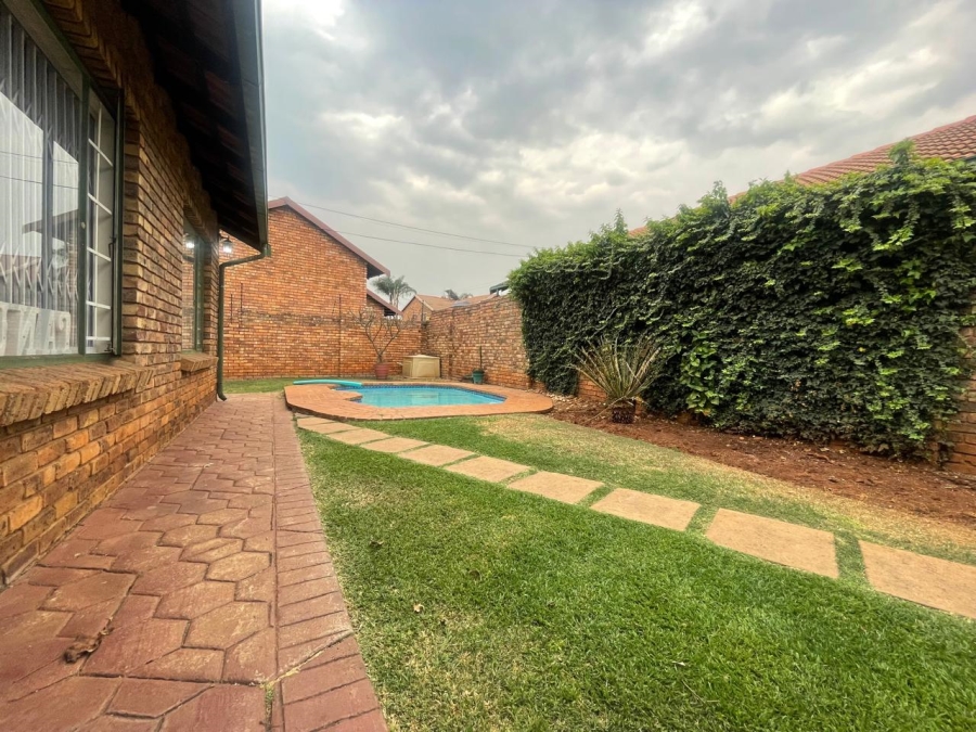 3 Bedroom Property for Sale in Eldoraigne Gauteng