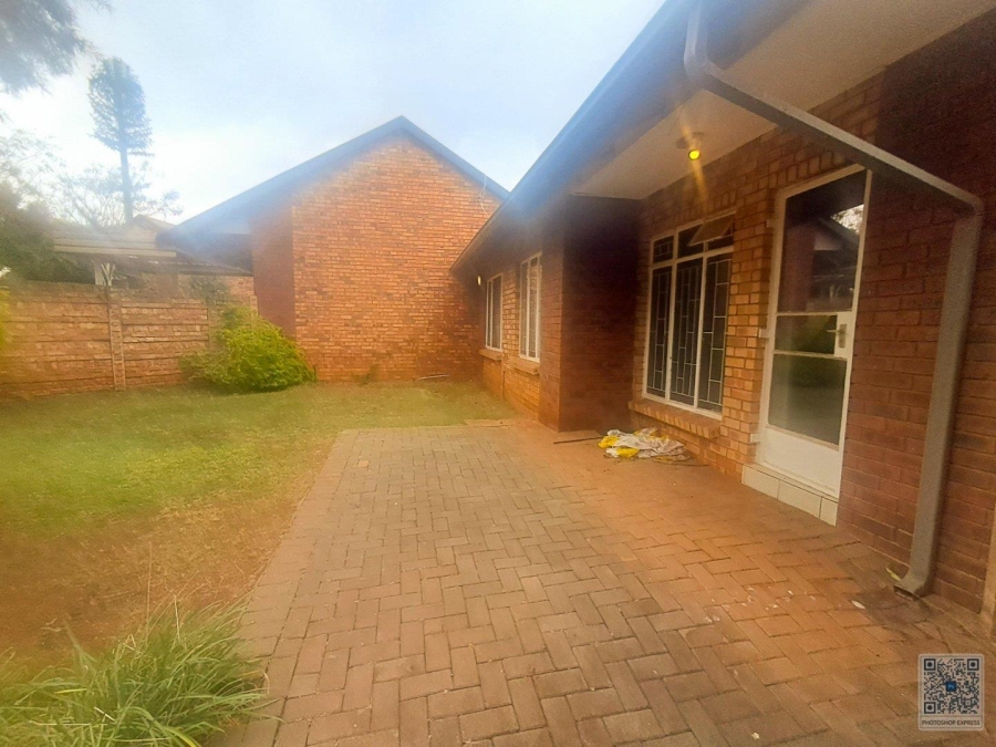 2 Bedroom Property for Sale in Die Hoewes Gauteng