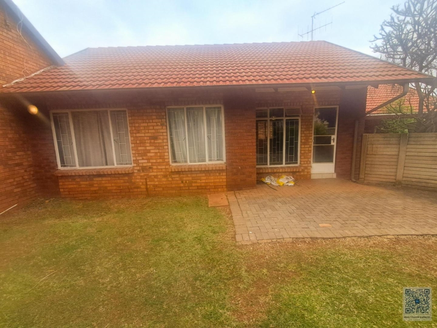 2 Bedroom Property for Sale in Die Hoewes Gauteng