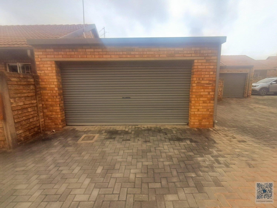 2 Bedroom Property for Sale in Die Hoewes Gauteng