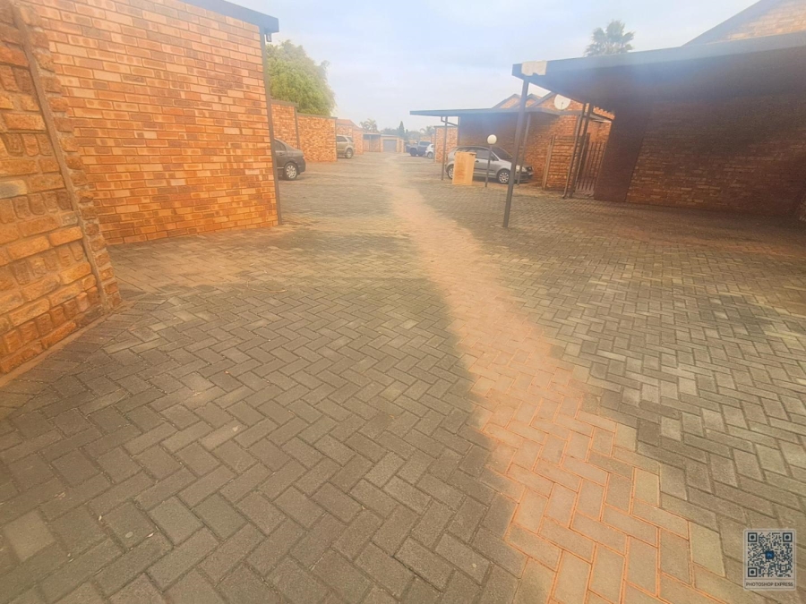 2 Bedroom Property for Sale in Die Hoewes Gauteng