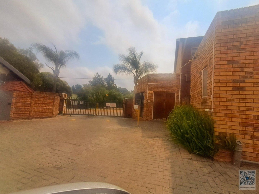 2 Bedroom Property for Sale in Die Hoewes Gauteng