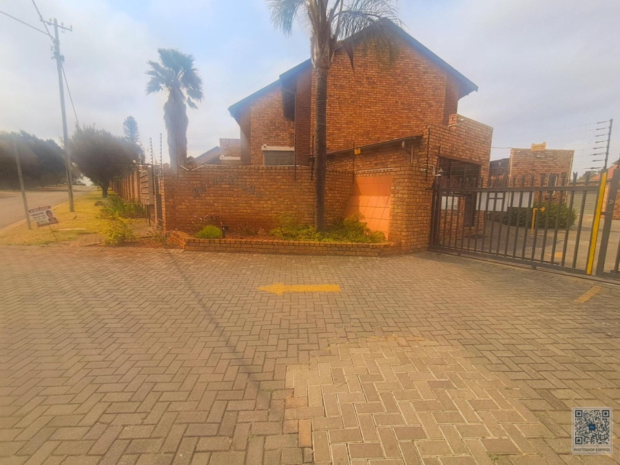2 Bedroom Property for Sale in Die Hoewes Gauteng