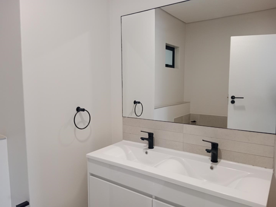 To Let 2 Bedroom Property for Rent in Waverley Gauteng
