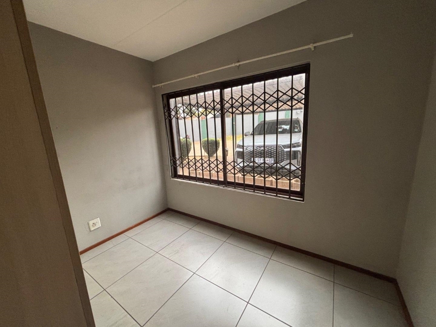 2 Bedroom Property for Sale in Honeydew Grove Gauteng