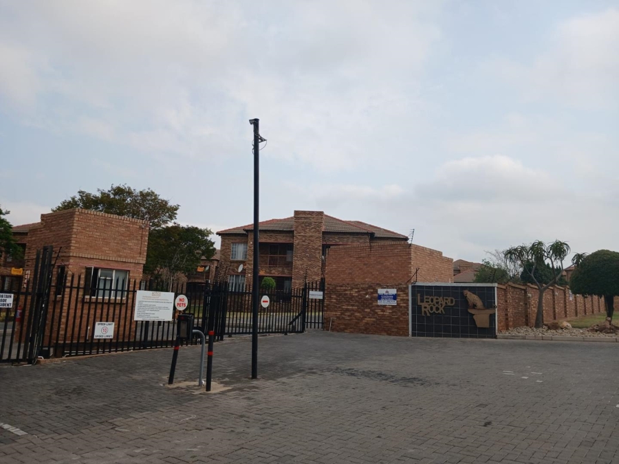 2 Bedroom Property for Sale in Noordwyk Gauteng