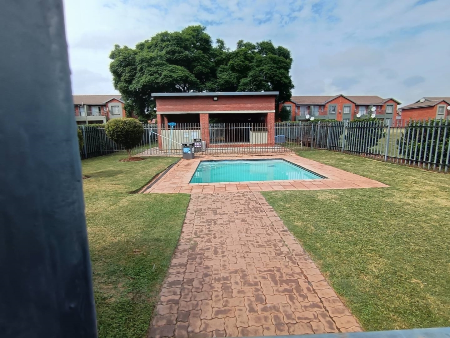 To Let 2 Bedroom Property for Rent in Theresa Park Gauteng