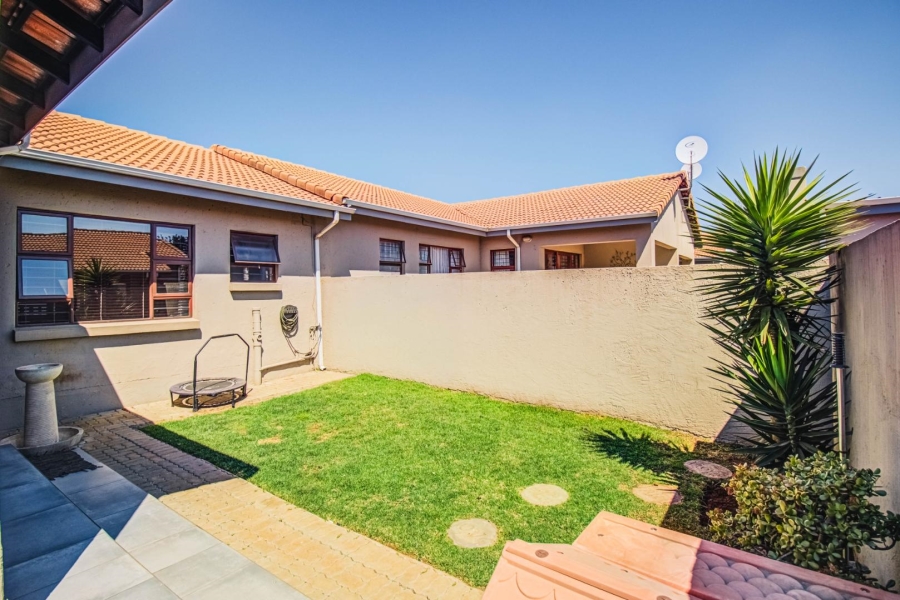 2 Bedroom Property for Sale in Dayanglen Gauteng