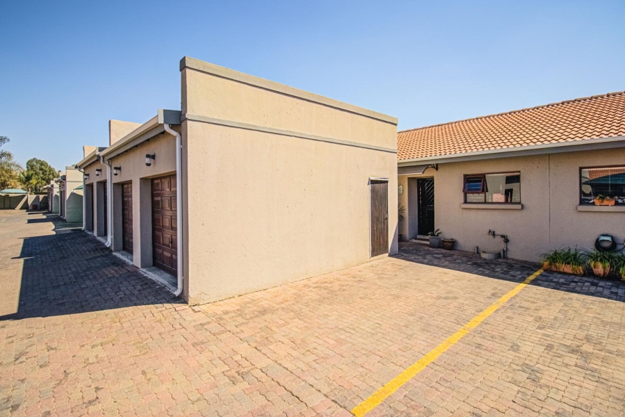 2 Bedroom Property for Sale in Dayanglen Gauteng