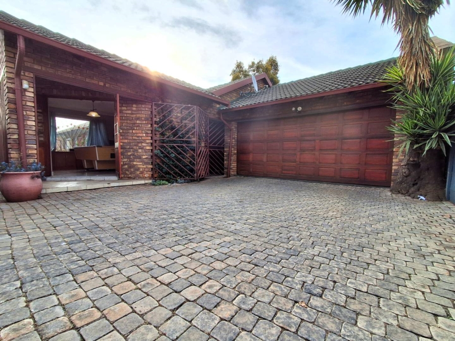 3 Bedroom Property for Sale in Rooihuiskraal North Gauteng