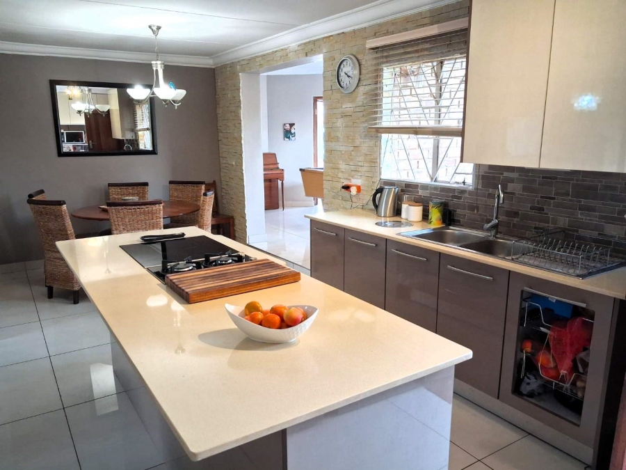 3 Bedroom Property for Sale in Rooihuiskraal North Gauteng