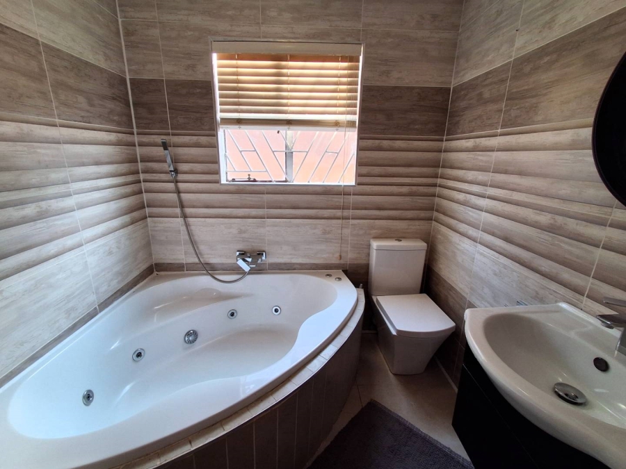 3 Bedroom Property for Sale in Rooihuiskraal North Gauteng