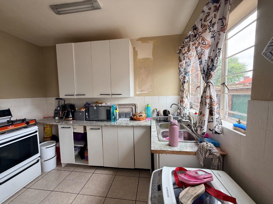 2 Bedroom Property for Sale in Fontainebleau Gauteng