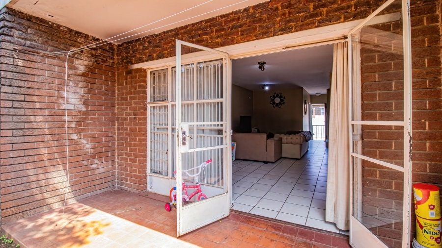 2 Bedroom Property for Sale in Fontainebleau Gauteng
