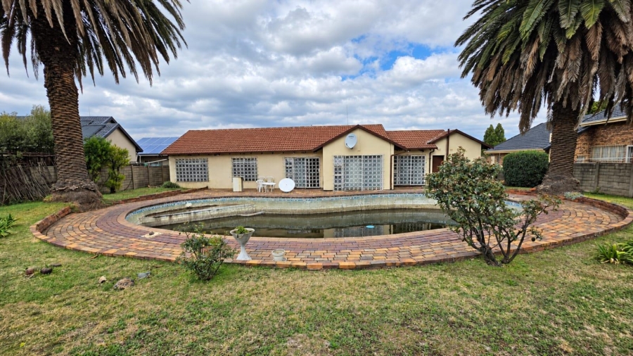 4 Bedroom Property for Sale in Verwoerdpark Gauteng