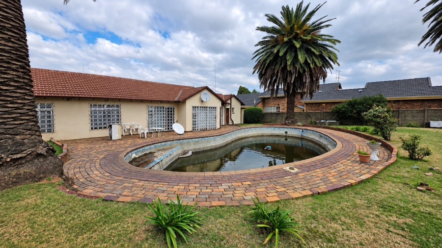 4 Bedroom Property for Sale in Verwoerdpark Gauteng