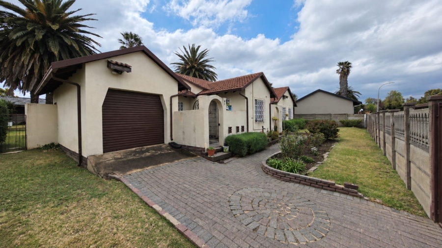 4 Bedroom Property for Sale in Verwoerdpark Gauteng