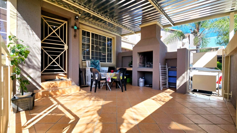 To Let 2 Bedroom Property for Rent in La Montagne Gauteng