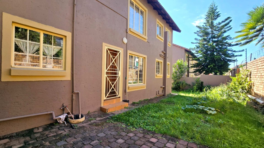 To Let 2 Bedroom Property for Rent in La Montagne Gauteng