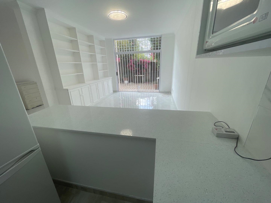 To Let 1 Bedroom Property for Rent in Illovo Gauteng