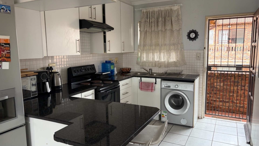 2 Bedroom Property for Sale in Buccleuch Gauteng