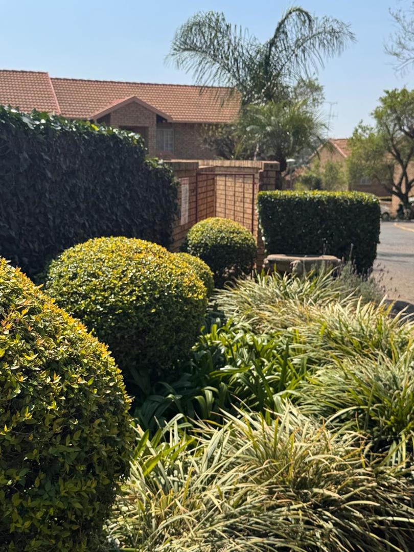 2 Bedroom Property for Sale in Faerie Glen Gauteng