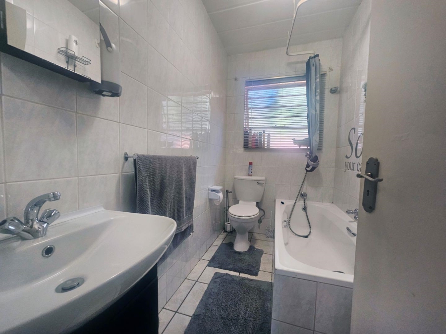 3 Bedroom Property for Sale in Honeydew Ridge Gauteng